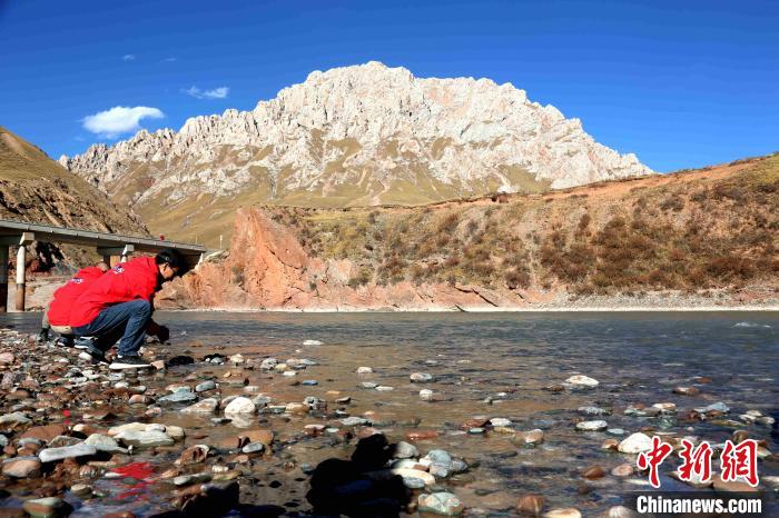圖為中外記者在雜多縣境內(nèi)的瀾滄江干流采訪當(dāng)?shù)厣鷳B(tài)保護(hù)情況?！?zhí)砀?攝