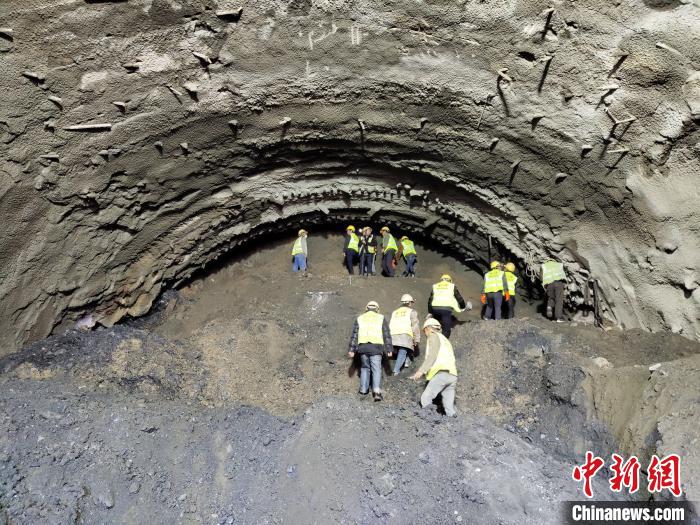 圖為久馬高速查針梁子隧道施工現(xiàn)場(chǎng)。　王鵬 攝