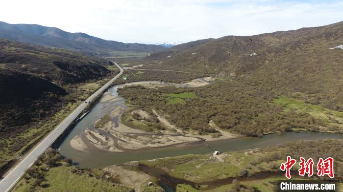 久馬高速沿線地貌。四川交投藏高公司供圖