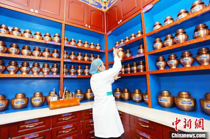 近年來(lái)，夏河縣藏醫(yī)醫(yī)院在基礎(chǔ)設(shè)施、醫(yī)療服務(wù)、業(yè)務(wù)拓展、人才梯隊(duì)、制度建設(shè)等都發(fā)生了巨大變化?！「哒?攝