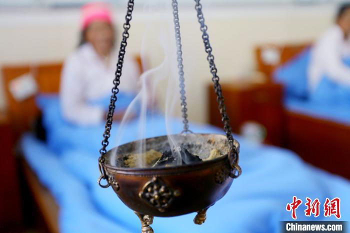 圖為藏醫(yī)熏藥療法。　高展 攝