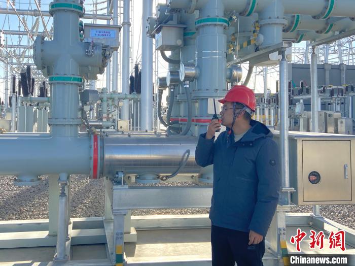 圖為國網(wǎng)青海檢修公司專業(yè)人員在沙柳變電站驗收設(shè)備?！√岂?攝