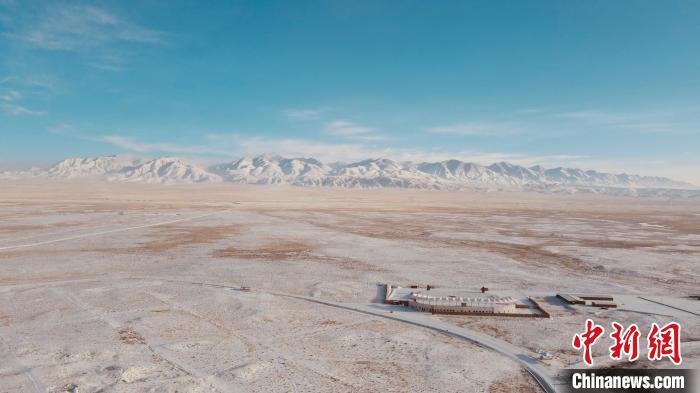 圖為冬季茶卡天空壹號(hào)景區(qū)?！±罱瓕?攝