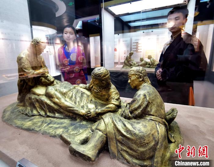 圖為模擬的藏醫(yī)眼科手術(shù)場景。　張?zhí)砀?攝