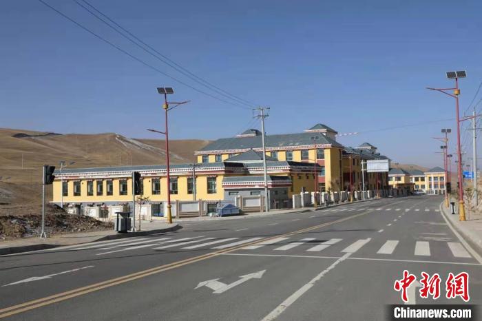 青海黃河岸畔“脫貧戰(zhàn)歌”：村民感受“穩(wěn)穩(wěn)的幸?！? oldsrc=