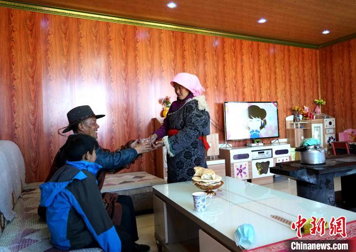 圖為易地搬遷后的哇保家?！〔彭検步?攝