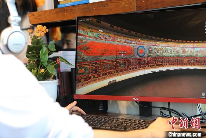 2月23日，青海西寧，市民利用VR瀏覽長達608米的《中國藏族文化藝術(shù)彩繪大觀》。農(nóng)歷辛丑牛年新年“巧遇”藏歷鐵牛新年，青海高原農(nóng)牧民特別是生活在城市的藏族民眾，正享受從“流口水”的糌粑到“鎮(zhèn)館之寶”VR體驗的味覺、視覺“大餐”之變。<a target='_blank' ><p  align=