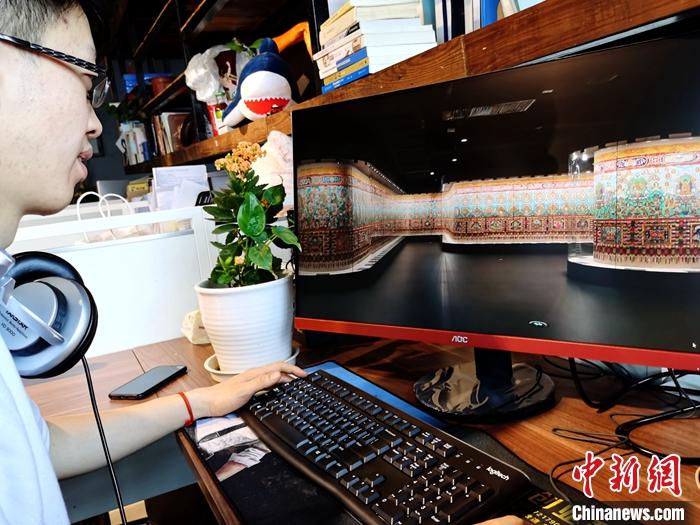 2月23日，青海西寧，市民利用VR瀏覽長(zhǎng)達(dá)608米的《中國(guó)藏族文化藝術(shù)彩繪大觀》。農(nóng)歷辛丑牛年新年“巧遇”藏歷鐵牛新年，青海高原農(nóng)牧民特別是生活在城市的藏族民眾，正享受從“流口水”的糌粑到“鎮(zhèn)館之寶”VR體驗(yàn)的味覺、視覺“大餐”之變。<a target='_blank' ><p  align=