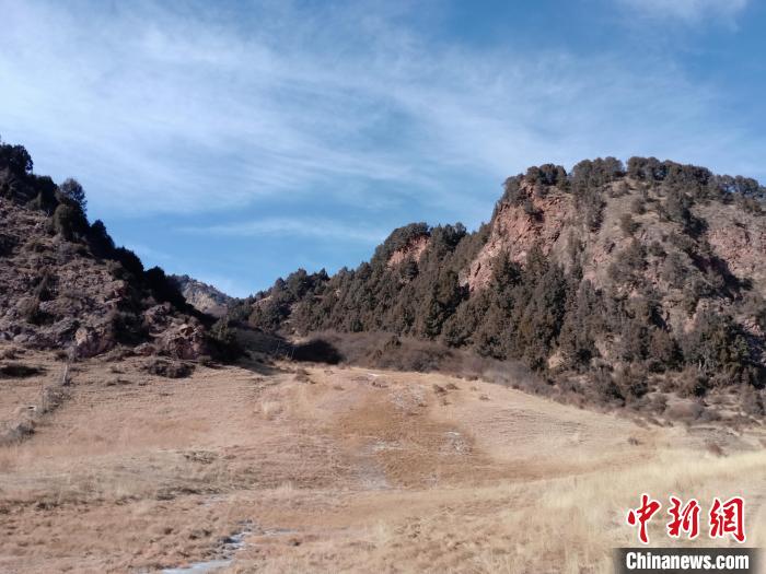 圖為坎布拉外圍地區(qū)的古火山口。孫揚(yáng)益 供圖 孫揚(yáng)益 供圖 攝