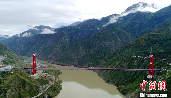 圖為雅康高速瀘定大渡河大橋?！⒅铱?攝