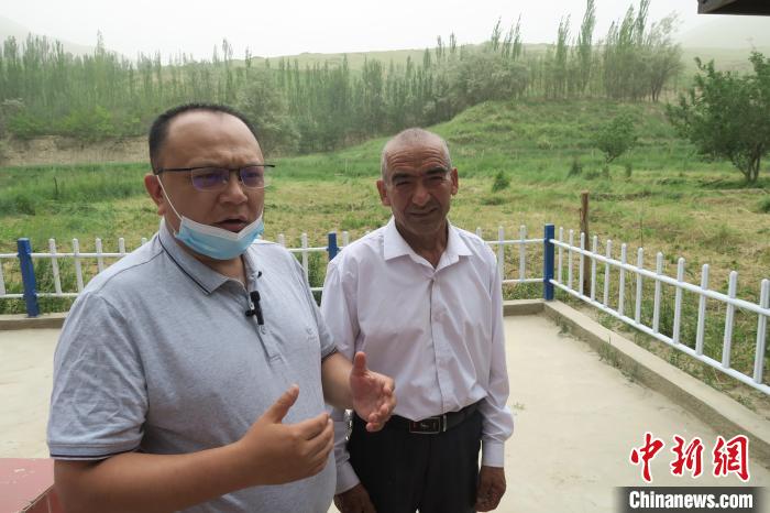 圖右為普魯村當年迎接進藏先遣連入村的見證者后代西日普·依布地?！畛坛?攝