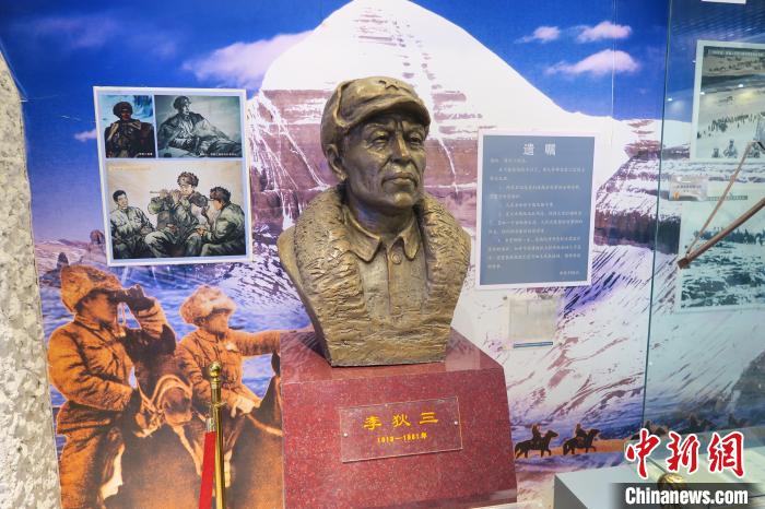 圖為南疆軍區(qū)某合成團1連榮譽室，雕像是進藏先遣英雄連總指揮李狄三?！畛坛?攝