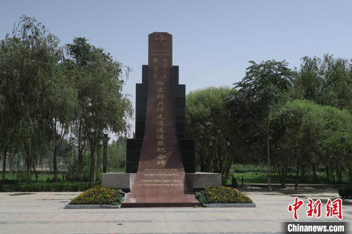 圖為位于于田縣中心的中國人民解放軍獨立騎兵師先遣連進藏紀念碑?！畛坛?攝