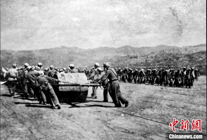 十八軍戰(zhàn)士修建機場跑道。(歷史圖片由十八軍后代張小康提供，劉炳科翻拍)