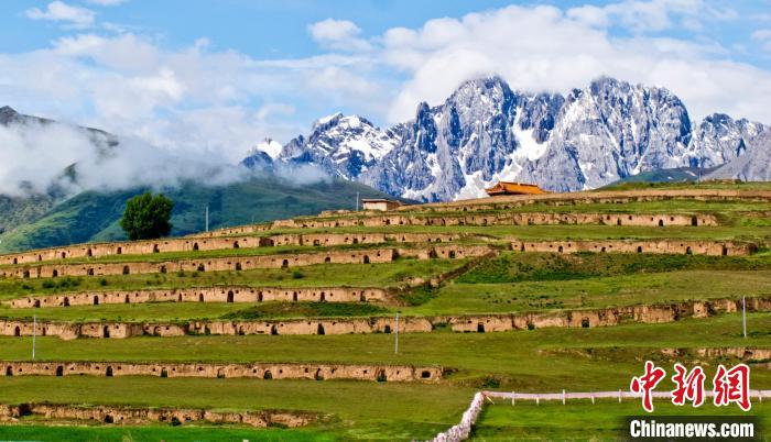 十八軍甘孜窯洞群?！⒅铱?攝