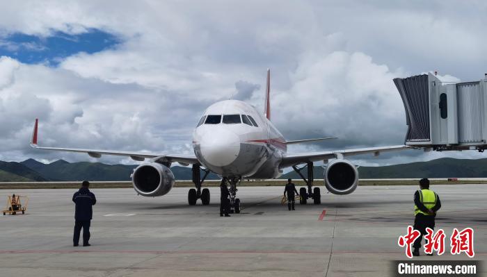康定機場一架航班降落?！⒅铱?攝