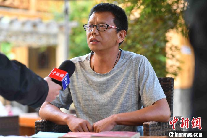 圖為和澗秋接受記者采訪?！⑷疥?攝