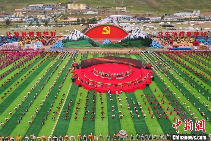 圖為玉樹藏族自治州成立70周年慶祝大會現(xiàn)場?！●R銘言 攝