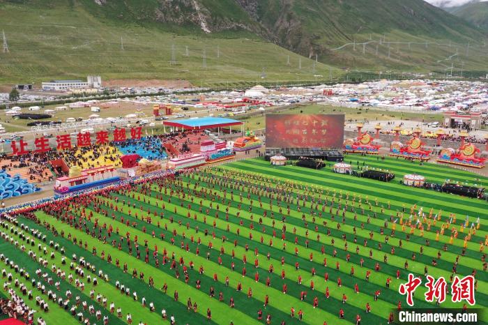 圖為玉樹藏族自治州成立70周年慶祝大會現(xiàn)場?！●R銘言 攝