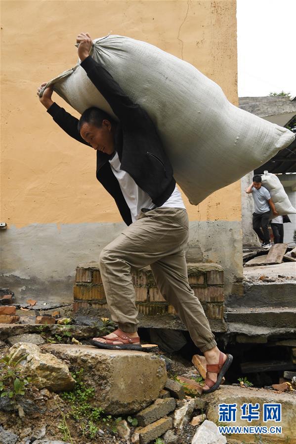 （新華全媒+）（8）千里“挪窩”，踏實(shí)開啟新生活
