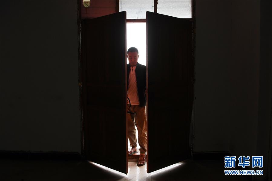 （新華全媒+）（10）千里“挪窩”，踏實(shí)開啟新生活