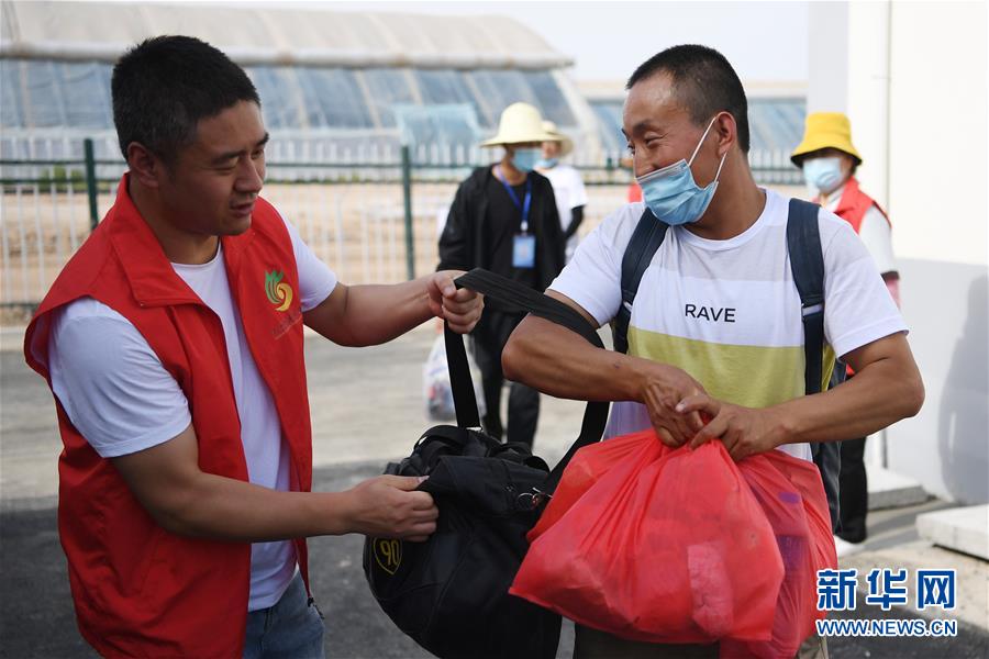 （新華全媒+）（21）千里“挪窩”，踏實(shí)開啟新生活