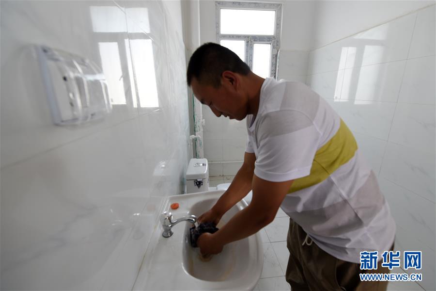 （新華全媒+）（23）千里“挪窩”，踏實(shí)開啟新生活