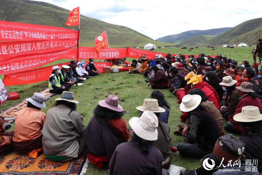 草地上宣講。巴登攝