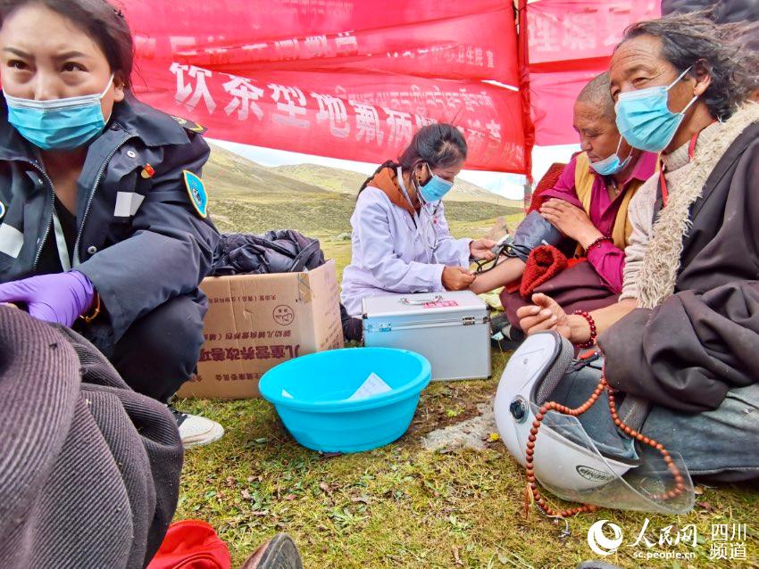 給牧民檢查身體。巴登攝