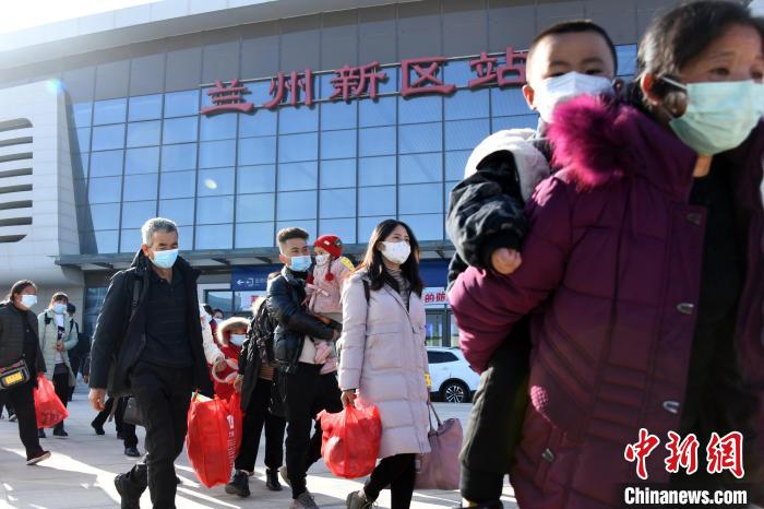 圖為搬遷民眾剛出火車(chē)站?！《P 攝