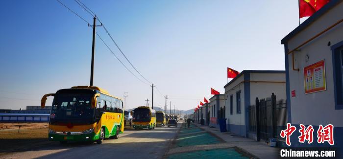 圖為搬遷民眾抵達(dá)安置區(qū)?！∥航ㄜ?攝