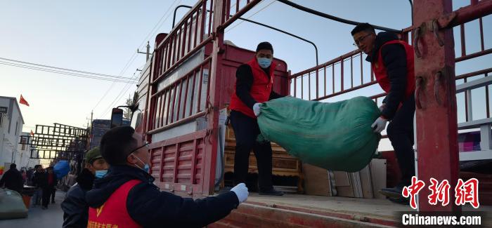 圖為志愿者幫忙搬運(yùn)家具等物資?！∥航ㄜ?攝