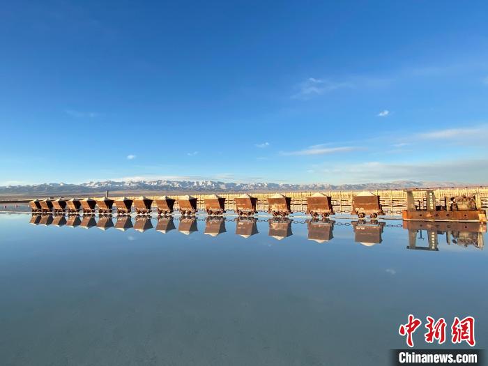 圖為小火車倒影在湖中，湖面如圖明鏡一般?！●R翔 攝