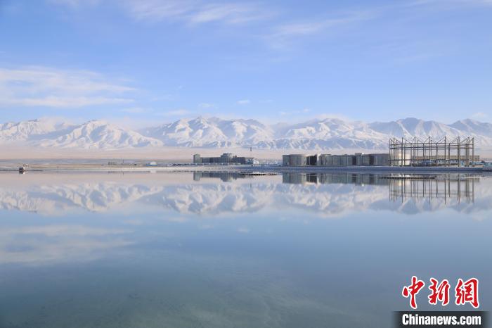 圖為鹽湖景色?！●R翔 攝