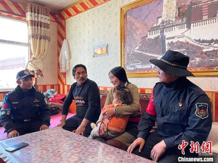 圖為派出所民警和義警入戶了解情況。　祁繡娟 攝