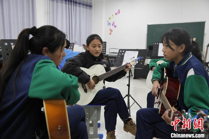 青?，斍撸簻p負(fù)不減質(zhì)“均衡發(fā)展”是教育關(guān)鍵詞