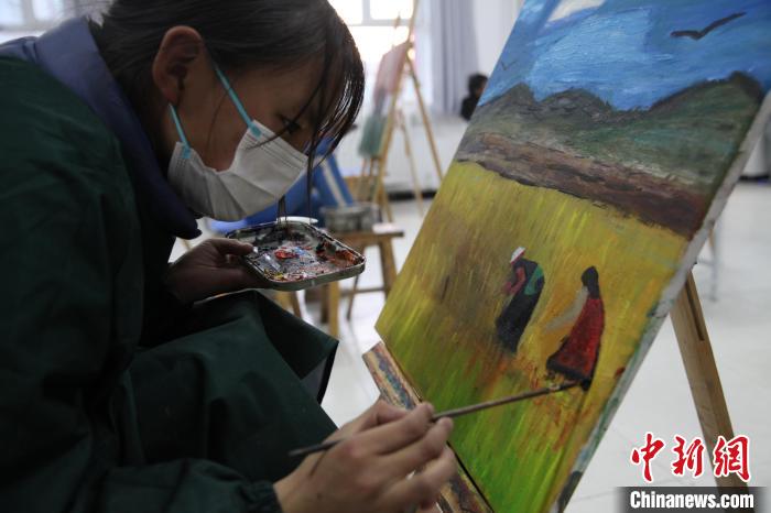 圖為學(xué)生跟著老師學(xué)習(xí)繪畫。　胡貴龍 攝