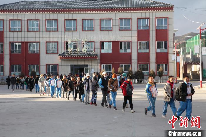 圖為瑪沁縣第一民族中學(xué)?！『F龍 攝