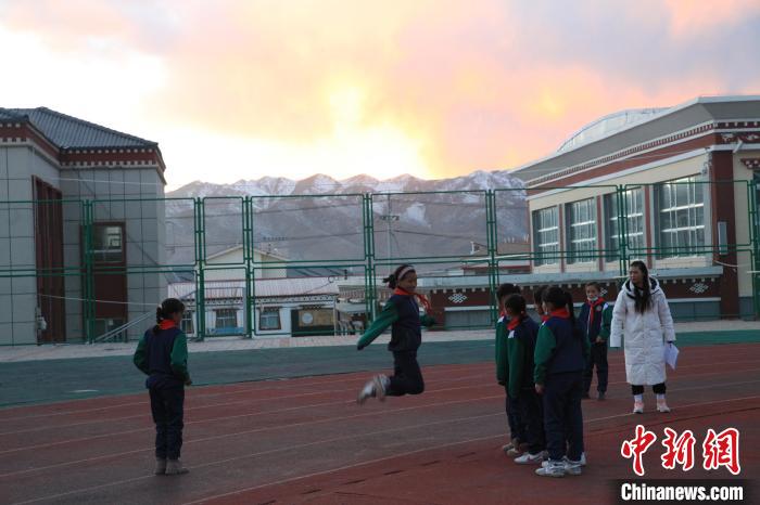 圖為學(xué)生們開展社團(tuán)活動?！『F龍 攝