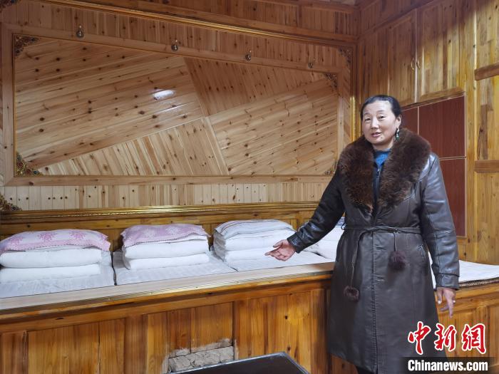 圖為德吉村村民鬧尖措介紹自家農(nóng)家樂。　祁增蓓 攝