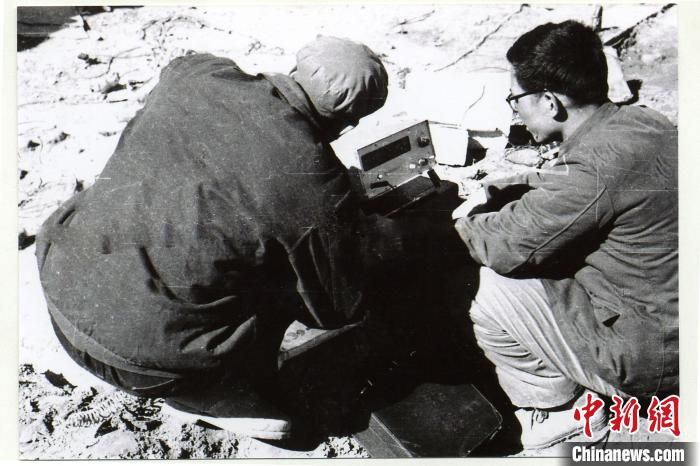 中鐵西北院科技工作者在風(fēng)火山觀測(cè)站收集儀表數(shù)據(jù)。(資料圖) 中鐵西北科學(xué)研究院供圖