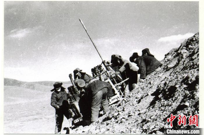 中鐵西北院科技工作者肩挑手扛運(yùn)送地質(zhì)鉆機(jī)。(資料圖) 中鐵西北科學(xué)研究院供圖