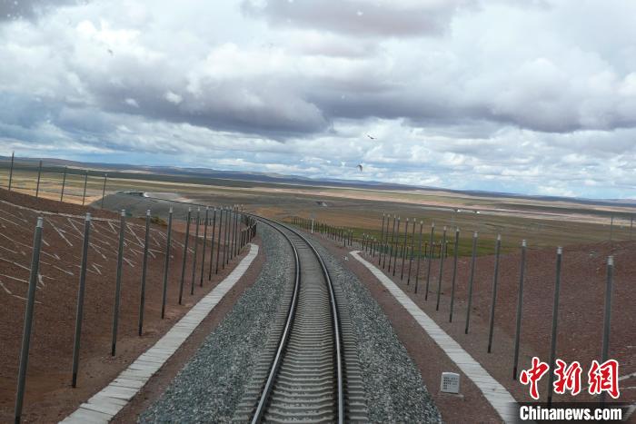 圖為熱棒技術(shù)在青藏鐵路凍土區(qū)的應(yīng)用。(資料圖) 中鐵西北科學(xué)研究院供圖