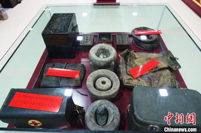 圖為藏醫(yī)傳統(tǒng)制藥石鍋石槽。　馬銘言 攝