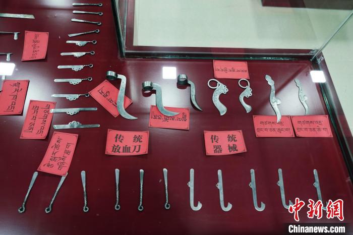 圖為藏醫(yī)古傳統(tǒng)醫(yī)療器械?！●R銘言 攝