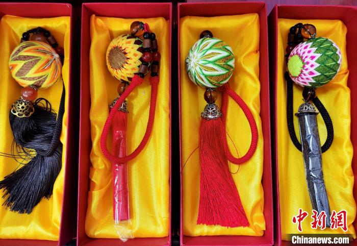 圖為藏繡手工藝品?！∑钤鲚?攝