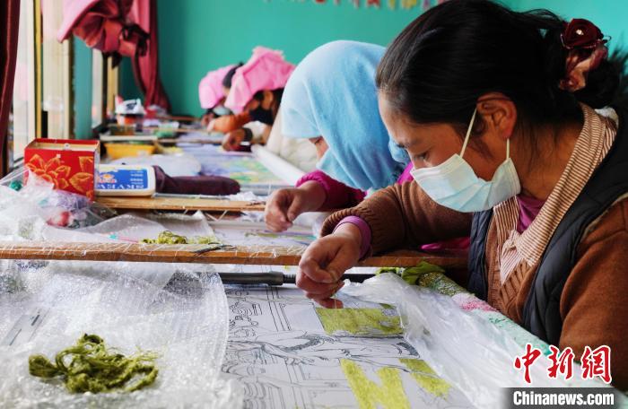 圖為繡娘正在進(jìn)行刺繡?！●R銘言 攝