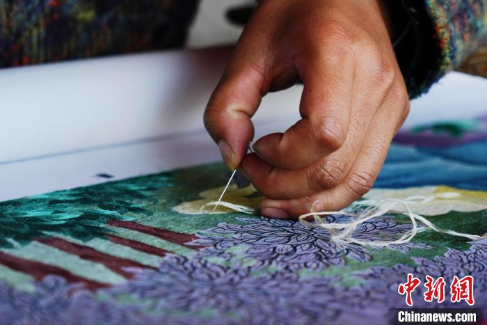 圖為“藏繡”細(xì)節(jié)圖?！●R銘言 攝