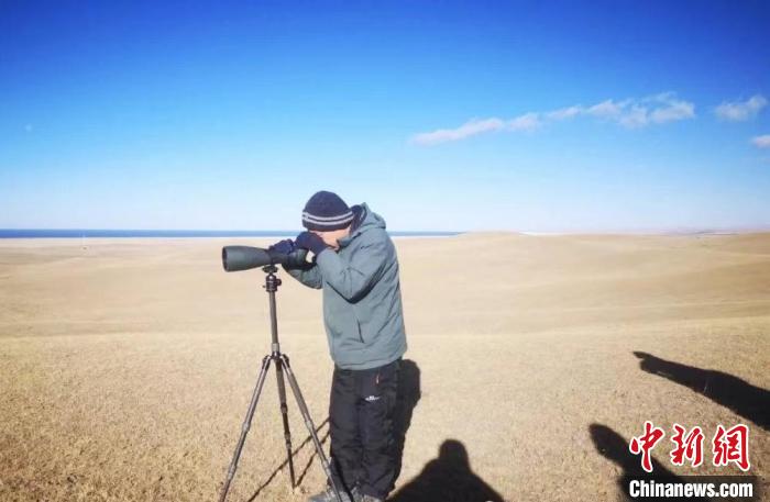 圖為工作人員正在進(jìn)行監(jiān)測?！∏嗪：皡^(qū)保護(hù)利用管理局供圖