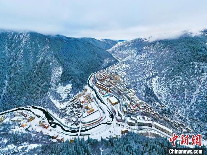 壤塘的雪后美景?！∪捞量h融媒體中心供圖